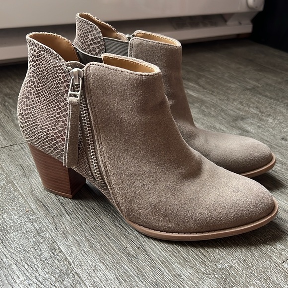 Vionic Anne Bootie - Picture 3 of 13